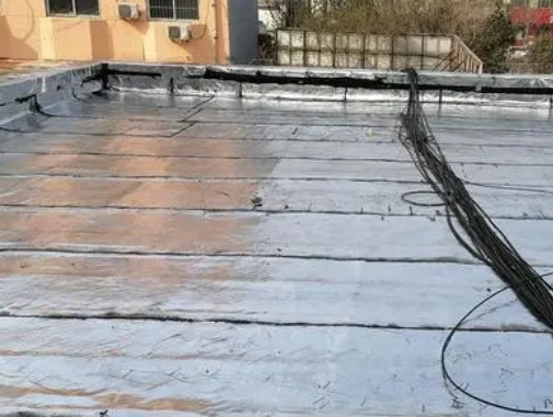 吕梁市卫生间漏水维修公司分享下吕梁市屋面楼顶防水刚性防水层施工要点。